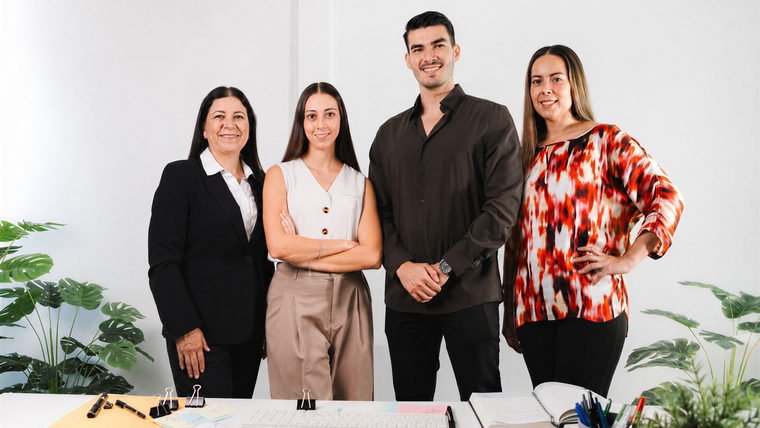 El equipo completo de Espacio Contable en su oficina
