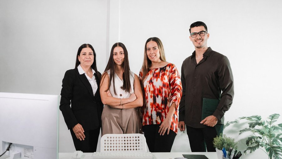 El equipo completo de Espacio Contable en su oficina