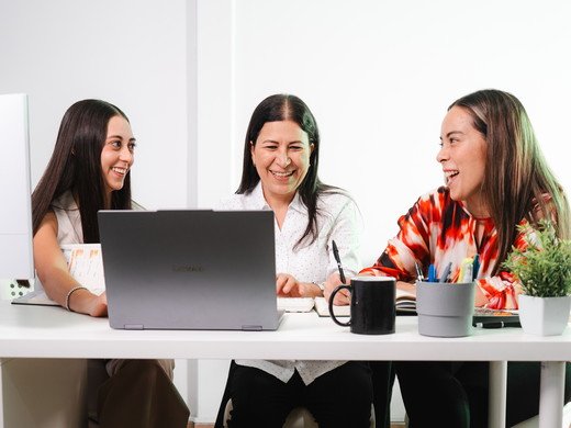 El equipo de Espacio Contable riendo frente a la computadora