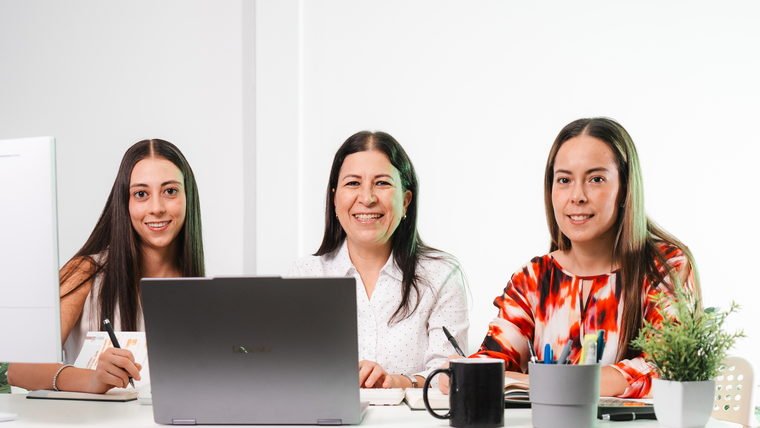 El equipo de Espacio Contable atendiendo desde la oficina