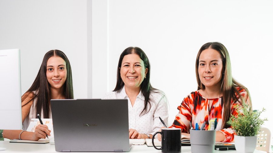 El equipo de Espacio Contable atendiendo desde la oficina