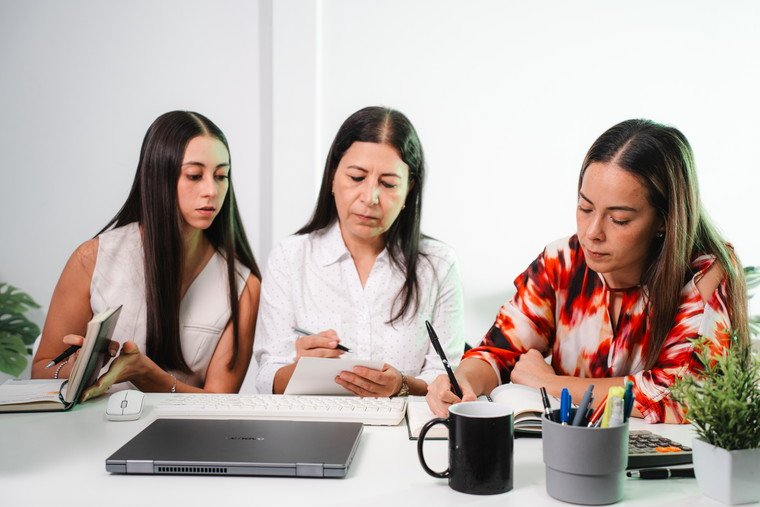 Las contadoras de Espacio Contable revisando el cierre del mes de un cliente