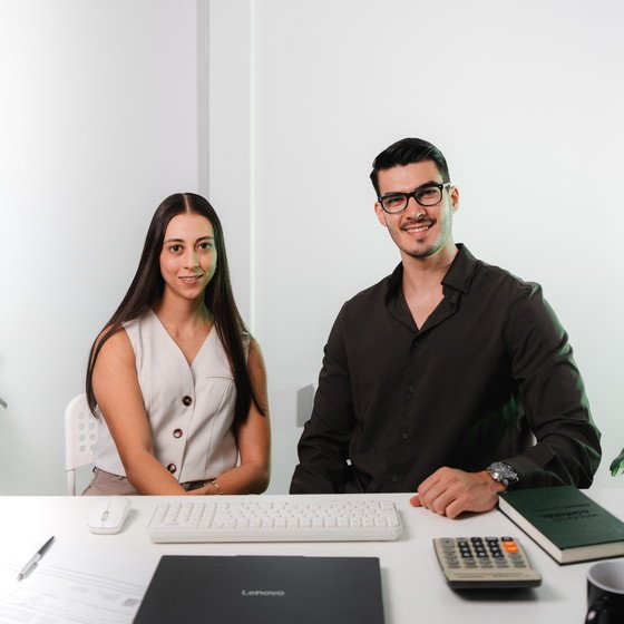 Cristy y Manuel, fundadores de Espacio Contable, en su escritorio